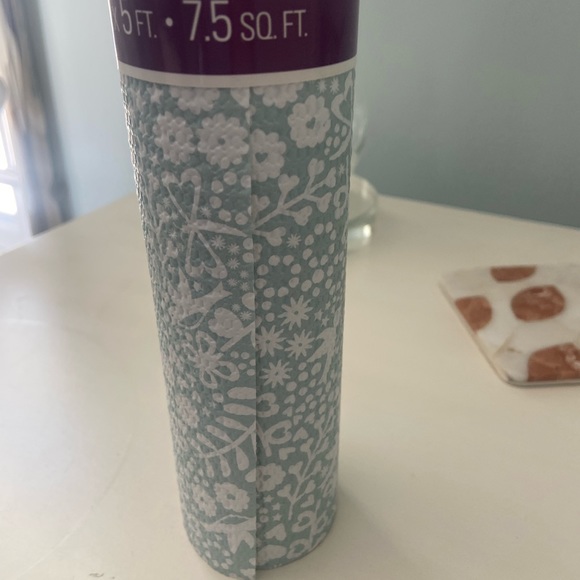 Magic Cover Vinyl Shelf Liner (18 Inches X 5 Ft) (Petite Garland Powder Blue) - Picture 3 of 7